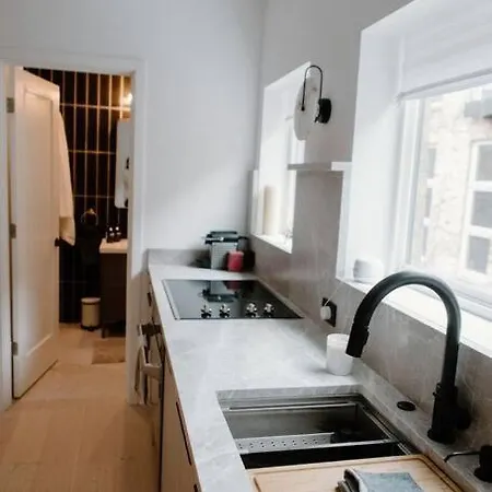 Lincoln's Guesthouse-brand New & Amazing Location!
