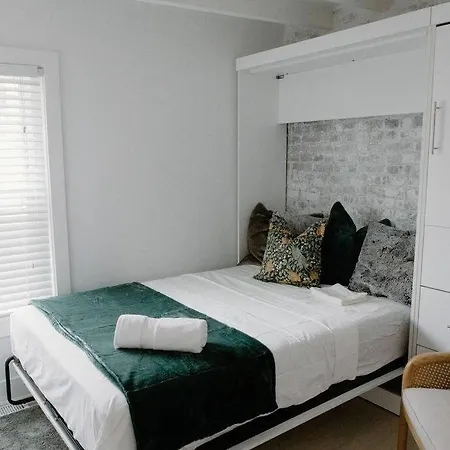 Lincoln's Guesthouse-brand New & Amazing Location! Chicago