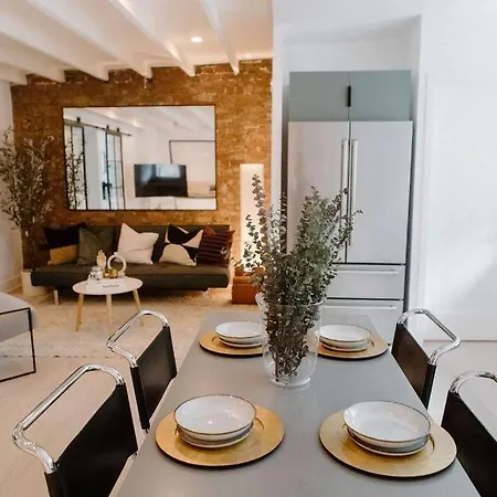 Lincoln's Guesthouse-brand New & Amazing Location! Holiday home
