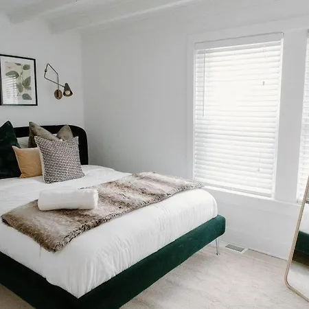 Lincoln's Guesthouse-brand New & Amazing Location! Holiday home