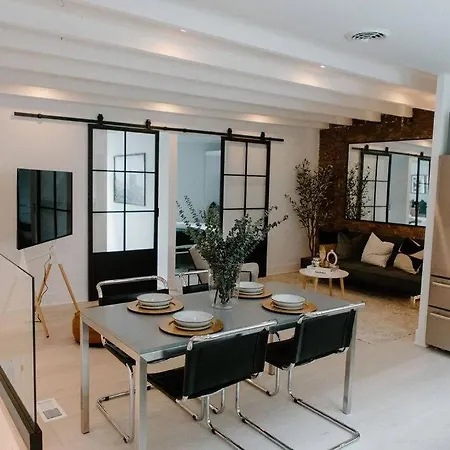 Lincoln's Guesthouse-brand New & Amazing Location! Holiday home Chicago