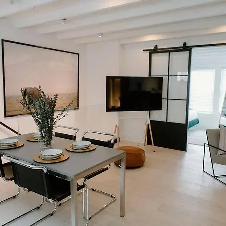 Lincoln's Guesthouse-brand New & Amazing Location!