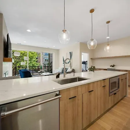 Apartment Modern Lux: Brand New 3br By Uc In *