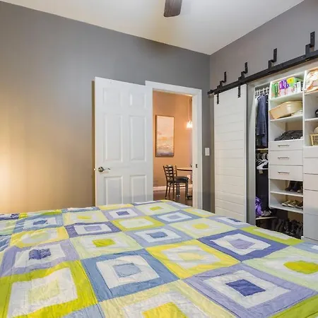 Wicker Park Walk Up Apartment *