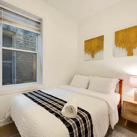 Queen Bed In A Modern Apt With Games Homestay