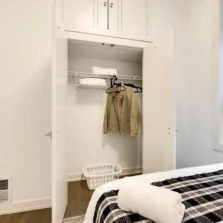 Queen Bed In A Modern Apt With Games Homestay *