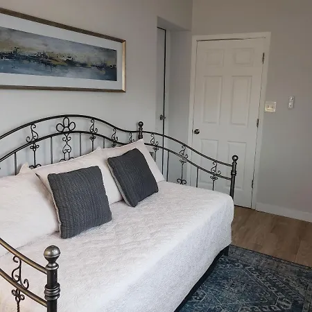 Contemporary In Irving Park Apartment *