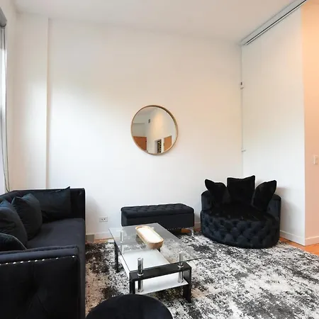 Cozy, Bright And A Great Location! * Chicago