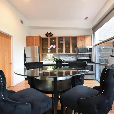 Cozy, Bright And A Great Location! * Chicago