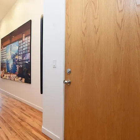 Apartment Cozy, Bright And A Great Location! *