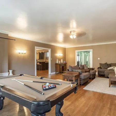 2 Blocks From 4 Bed 3 Bath Perfect For Groups Apartment