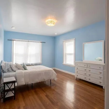2 Blocks From 4 Bed 3 Bath Perfect For Groups *