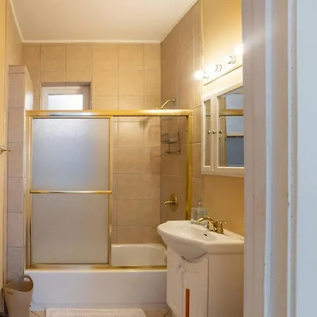 2 Blocks From 4 Bed 3 Bath Perfect For Groups Apartment *