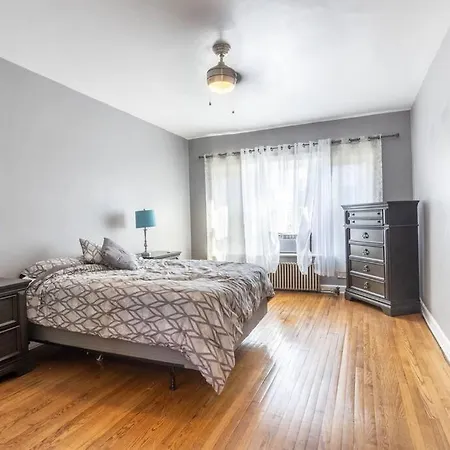 2 Blocks From 4 Bed 3 Bath Perfect For Groups Apartment *