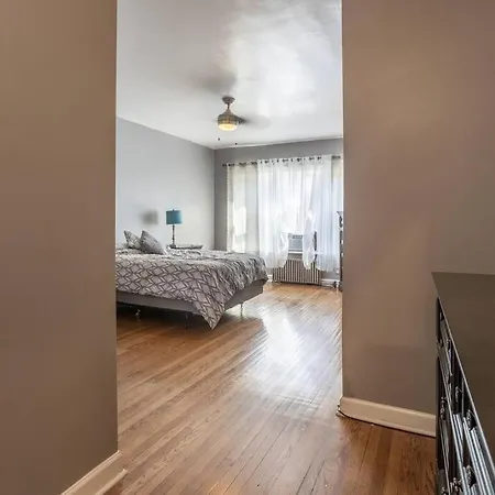 2 Blocks From 4 Bed 3 Bath Perfect For Groups *