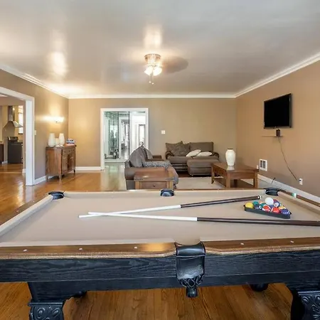 2 Blocks From 4 Bed 3 Bath Perfect For Groups *
