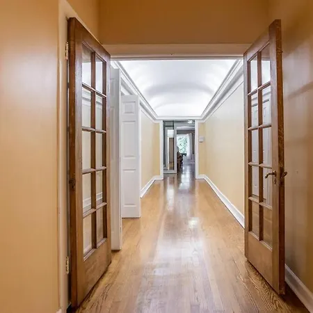 2 Blocks From 4 Bed 3 Bath Perfect For Groups Apartment