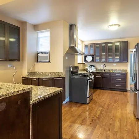 2 Blocks From 4 Bed 3 Bath Perfect For Groups *
