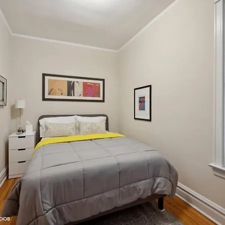 Apartment Casa Aville Is A 3-bed 2-bath With Large Dining And Ez Car Parking In Center Of Andersonville! Chicago
