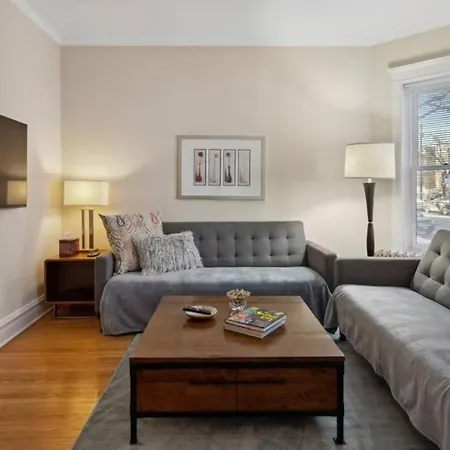 Casa Aville Is A 3-bed 2-bath With Large Dining And Ez Car Parking In Center Of Andersonville! Chicago