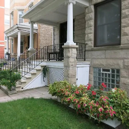 Casa Aville Is A 3-bed 2-bath With Large Dining And Ez Car Parking In Center Of Andersonville!