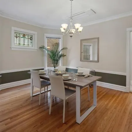 Apartment Casa Aville Is A 3-bed 2-bath With Large Dining And Ez Car Parking In Center Of Andersonville!