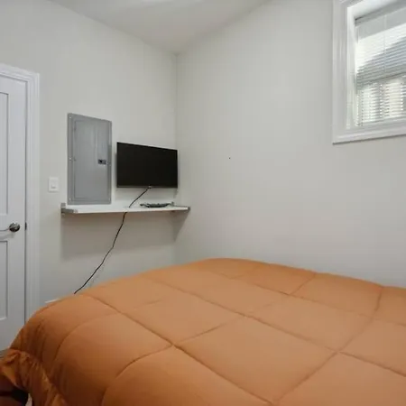 Casa Aville Is A 3-bed 2-bath With Large Dining And Ez Car Parking In Center Of Andersonville! Apartment