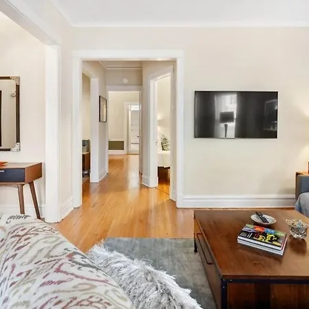 Casa Aville Is A 3-bed 2-bath With Large Dining And Ez Car Parking In Center Of Andersonville! *