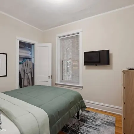 Casa Aville Is A 3-bed 2-bath With Large Dining And Ez Car Parking In Center Of Andersonville! Apartment *