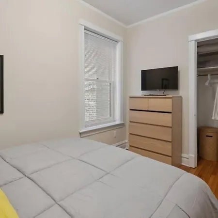 Apartment Casa Aville Is A 3-bed 2-bath With Large Dining And Ez Car Parking In Center Of Andersonville! Chicago
