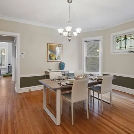 Casa Aville Is A 3-bed 2-bath With Large Dining And Ez Car Parking In Center Of Andersonville! * Chicago