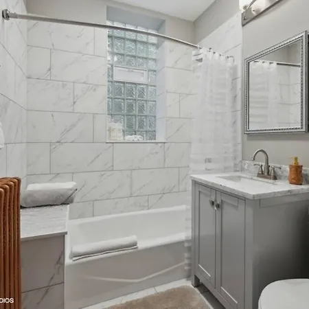 Casa Aville Is A 3-bed 2-bath With Large Dining And Ez Car Parking In Center Of Andersonville! Chicago