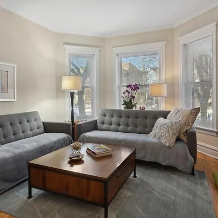 Casa Aville Is A 3-bed 2-bath With Large Dining And Ez Car Parking In Center Of Andersonville! Apartment