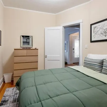 Casa Aville Is A 3-bed 2-bath With Large Dining And Ez Car Parking In Center Of Andersonville! Chicago