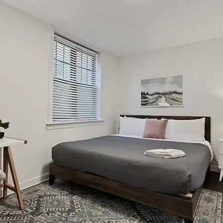 Modern Comfort 2 Bd In Iconic Lincoln Square Apartment *