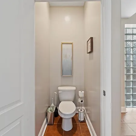 Spacious Luxury Retreat 8 Bed Oasis With 6 Baths Holiday home Chicago