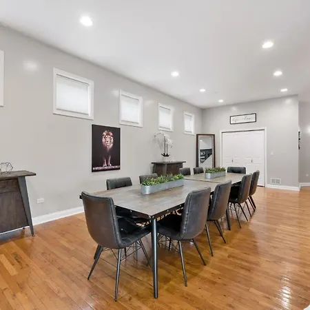 Spacious Luxury Retreat 8 Bed Oasis With 6 Baths * Chicago