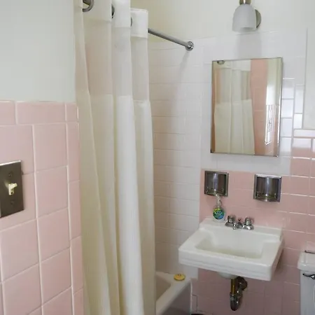 Stunning 3br Close To Shopping Center Apartment *