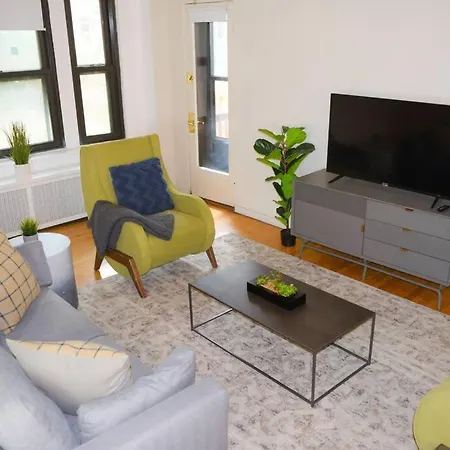 Stunning 3br Close To Shopping Center Apartment *