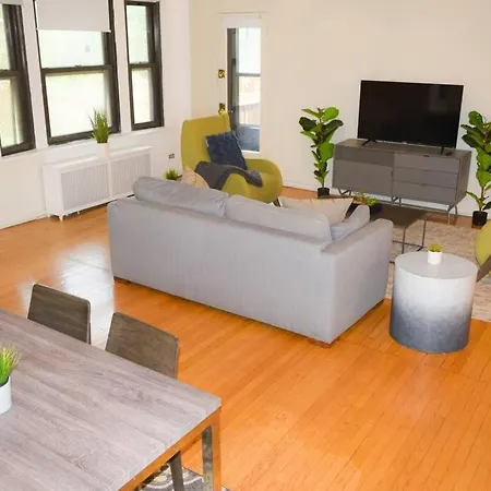 Apartment Stunning 3br Close To Shopping Center