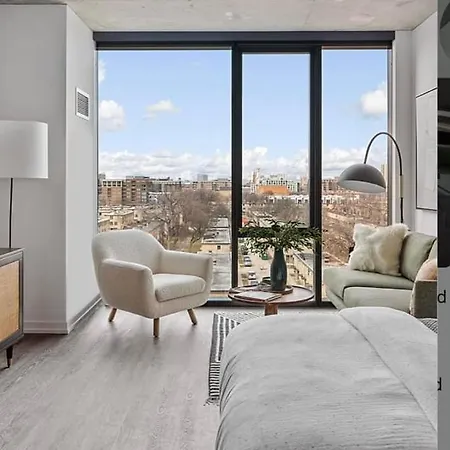 Brand New Luxe Convertible Studio/downtown Views *