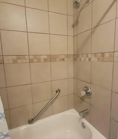 Chateau De Woodlawn - Peaceful 3 Bedroom Apartment. Apartment Chicago