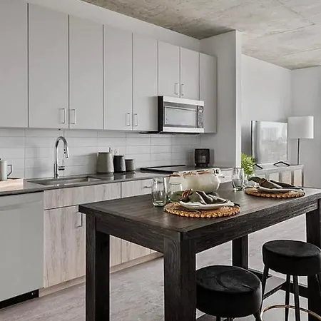 Brand New Luxe Convertible Studio/downtown Views