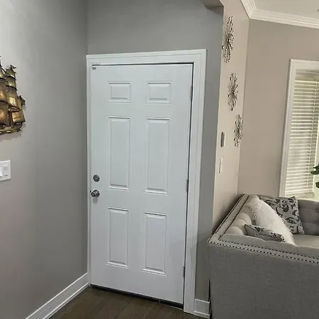 Exec Lux Wth 3 Level,6 Bdrms/3bth & 2 Kitchen Apartment
