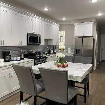 Exec Lux Wth 3 Level,6 Bdrms/3bth & 2 Kitchen * Chicago
