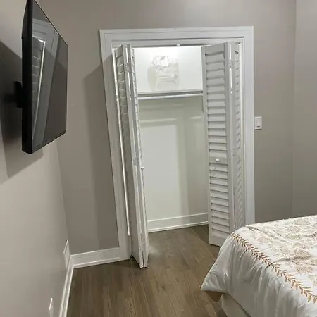 Exec Lux Wth 3 Level,6 Bdrms/3bth & 2 Kitchen Chicago