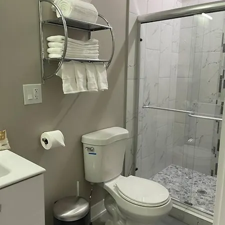 Apartment Exec Lux Wth 3 Level,6 Bdrms/3bth & 2 Kitchen *