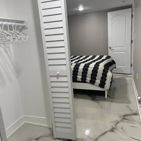 Exec Lux Wth 3 Level,6 Bdrms/3bth & 2 Kitchen