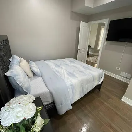 Exec Lux Wth 3 Level,6 Bdrms/3bth & 2 Kitchen