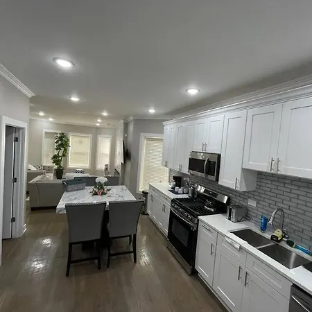 Exec Lux Wth 3 Level,6 Bdrms/3bth & 2 Kitchen Apartment Chicago